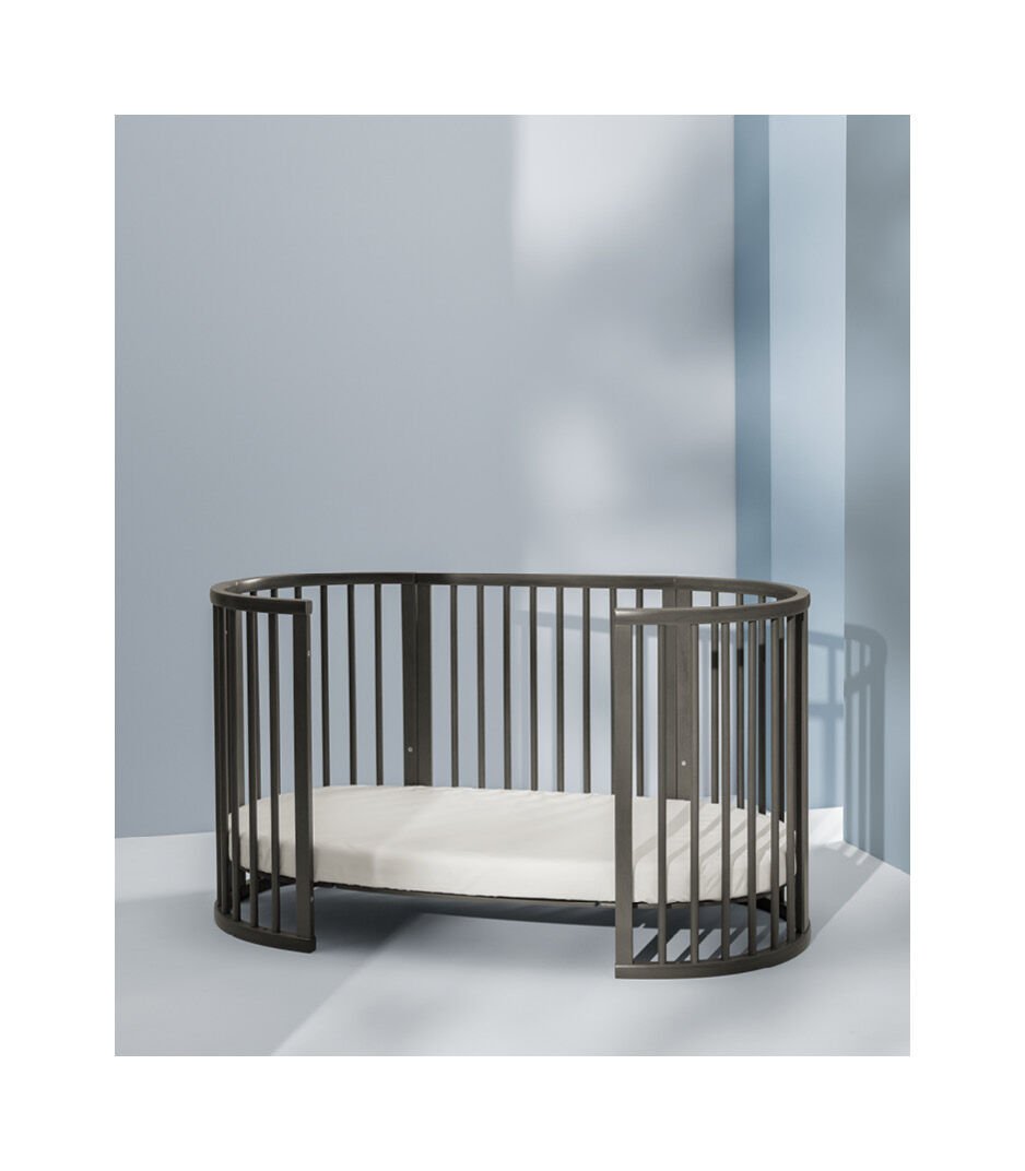 Stokke Sleepi V3 Bedverlenging in hazy grey finish, transformeert Mini wieg naar ledikant, gemaakt van FSC®-gecertificeerd beukenhout.