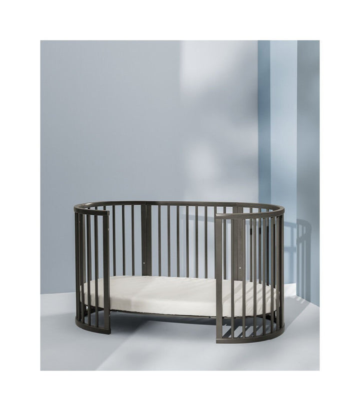 Stokke Sleepi V3 Bedverlenging in hazy grey finish, transformeert Mini wieg naar ledikant, gemaakt van FSC®-gecertificeerd beukenhout.