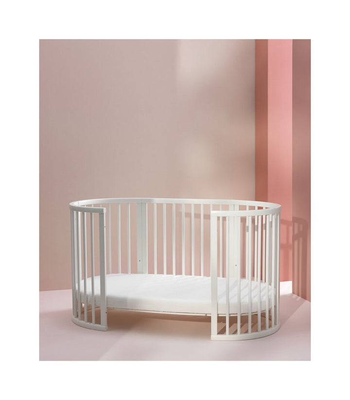 Stokke Sleepi V3 Bedverlenging in white finish, transformeert Mini wieg naar ledikant, gemaakt van FSC®-gecertificeerd beukenhout.