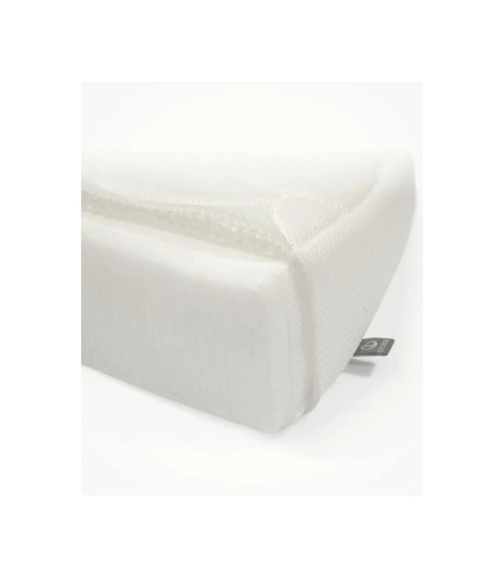 Stokke Sleepi Mini V3 Matras in wit, met ademende 3D-mesh lagen en een stretchvezelkern, perfect voor veilige en comfortabele nachtrust.