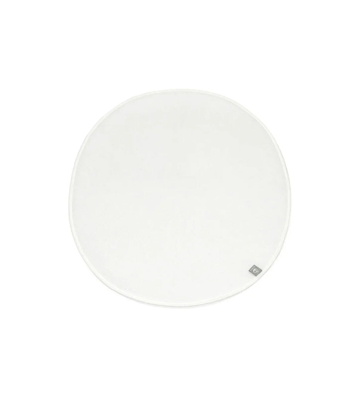 Stokke Sleepi Mini V3 matrasbeschermer in wit, waterdicht en ademend, speciaal ontworpen voor de Sleepi Mini matras