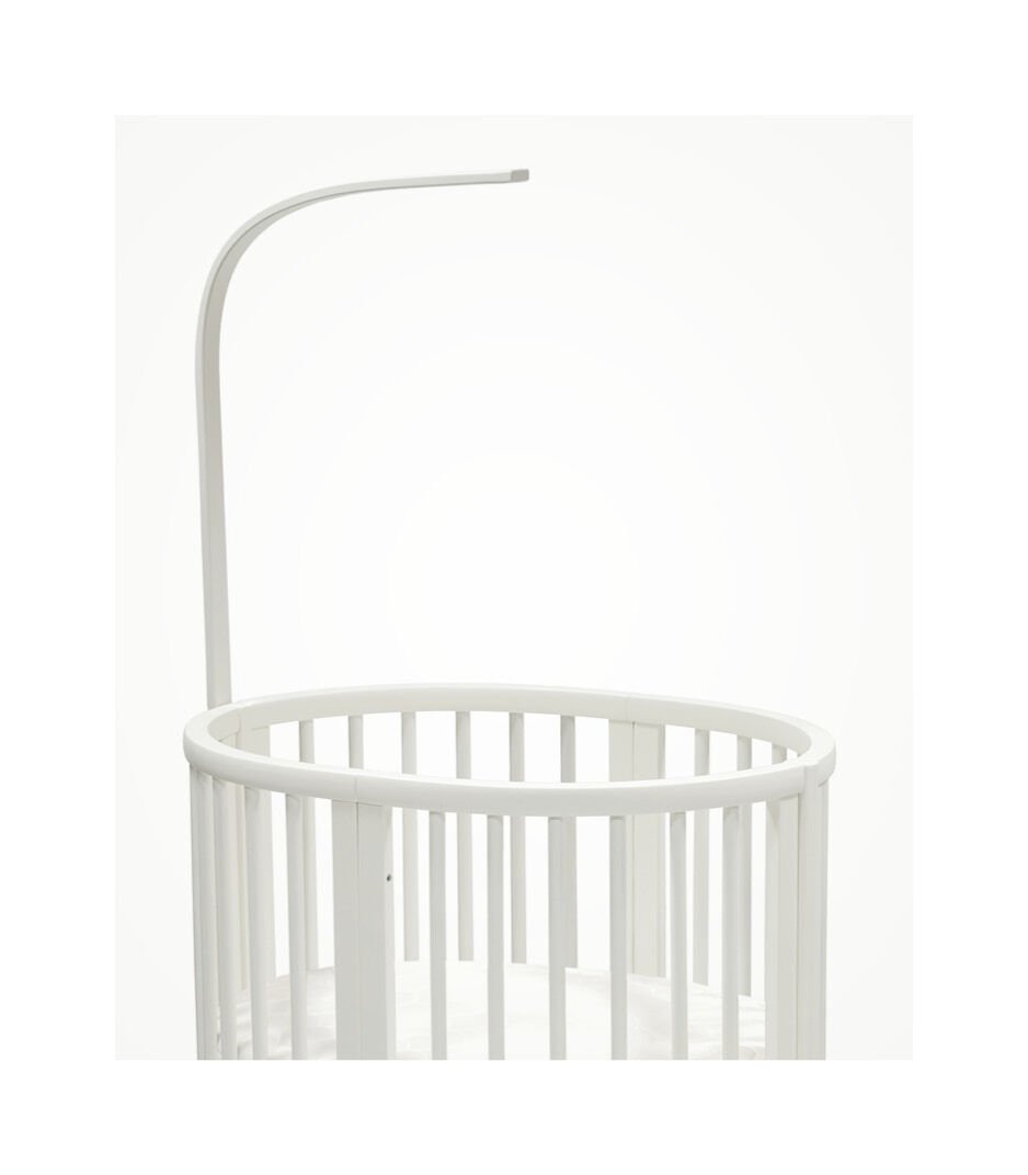 Stokke Sleepi™ V3 piekstok in white finish, bevestigd aan een kinderbed, klaar voor het ophangen van een bedhemeltje