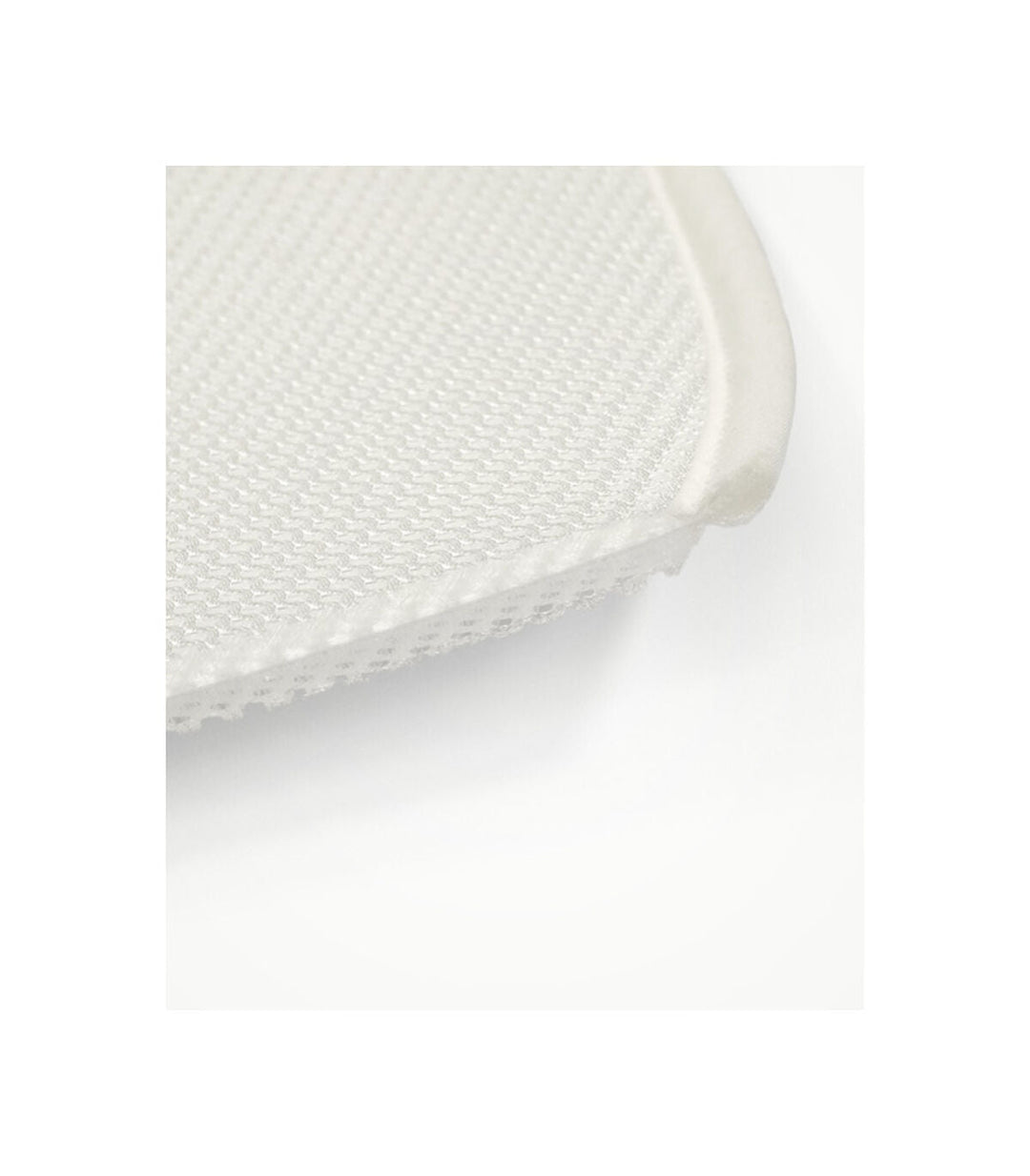 Stokke Sleepi Mini V3 matrasbeschermer in wit, waterdicht en ademend, speciaal ontworpen voor de Sleepi Mini matras