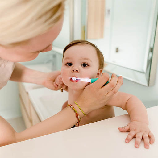 Bblüv Sonik 2 Stage Elektrische Tandenborstel voor baby's en peuters, met zachte vibraties en LED-licht.