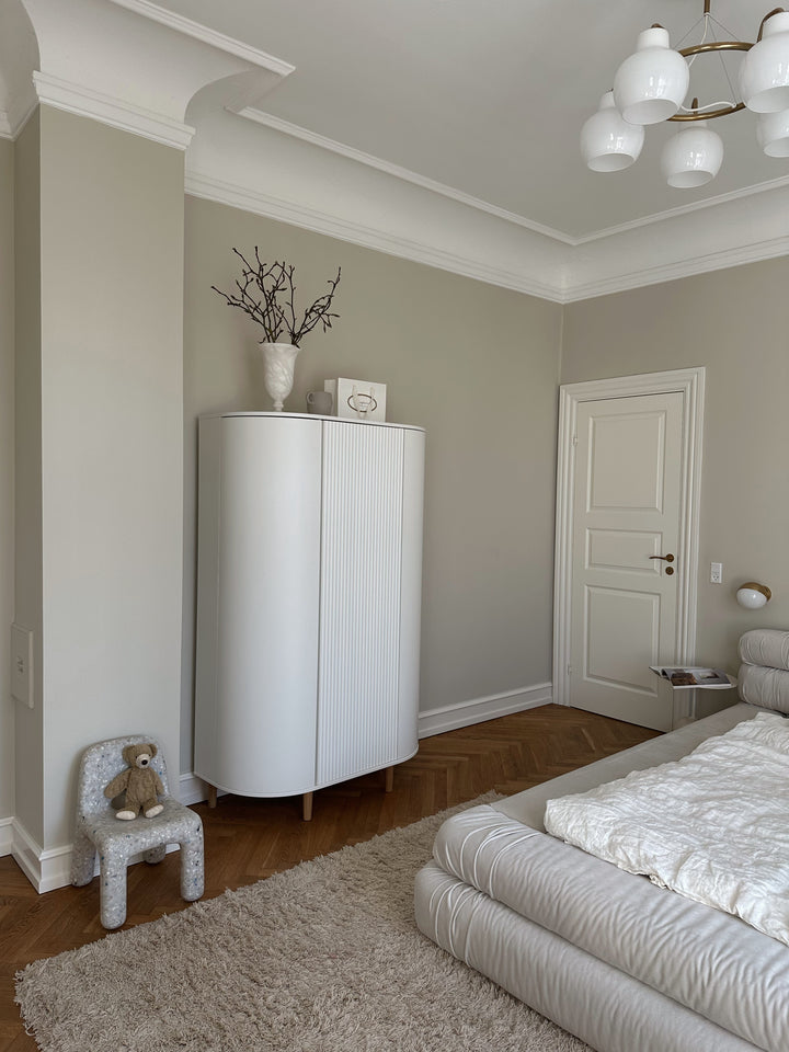 Kast Kai van Kas Kopenhagen in white oak met ovale vorm en legplanken