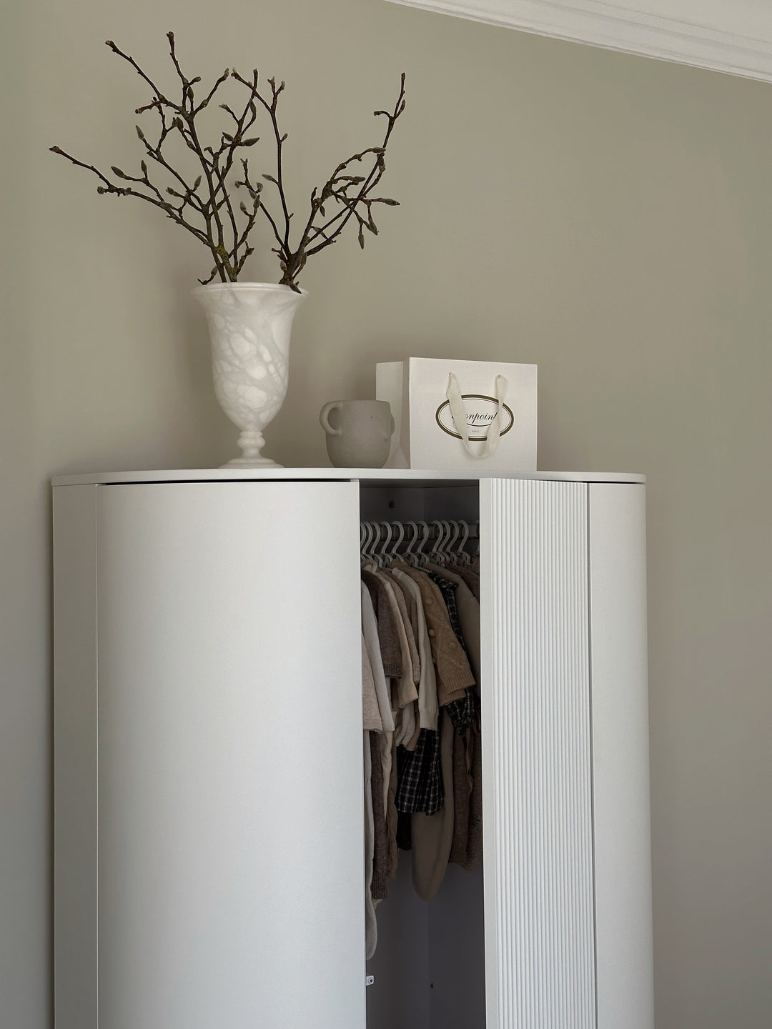 Kast Kai van Kas Kopenhagen in white oak met ovale vorm en legplanken