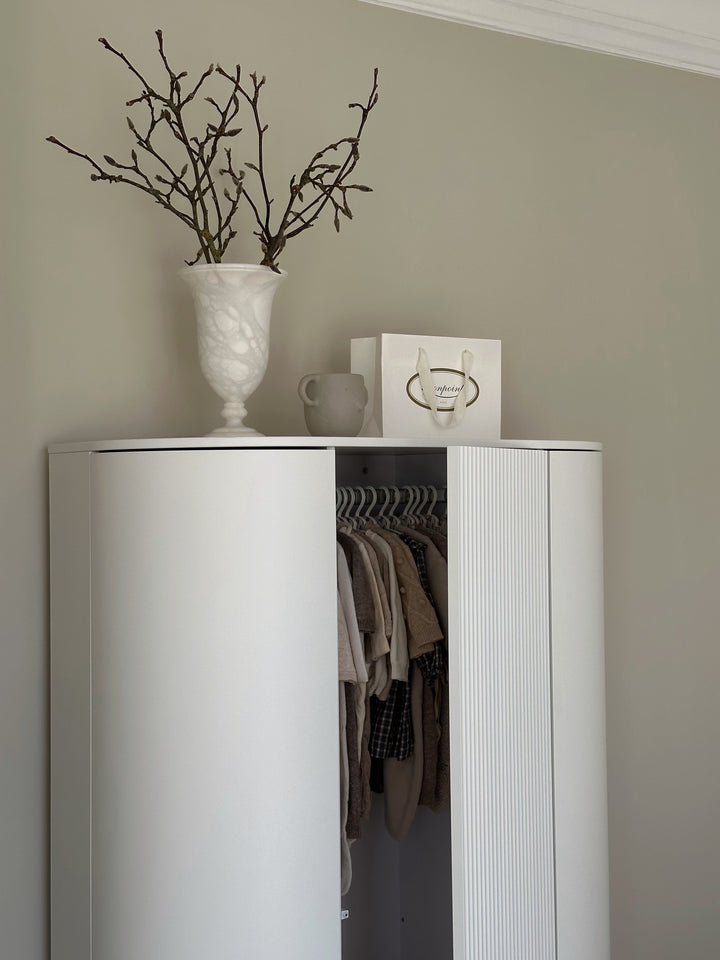 Kast Kai van Kas Kopenhagen in white oak met ovale vorm en legplanken