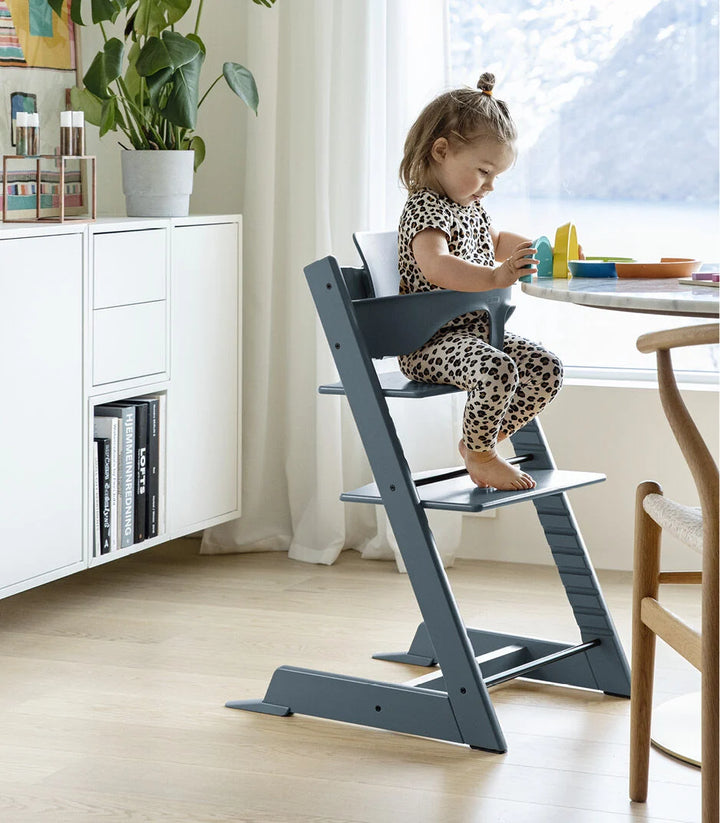 Stokke Tripp Trapp Fjord Blue kinderstoel in Scandinavisch design, verstelbaar en duurzaam.