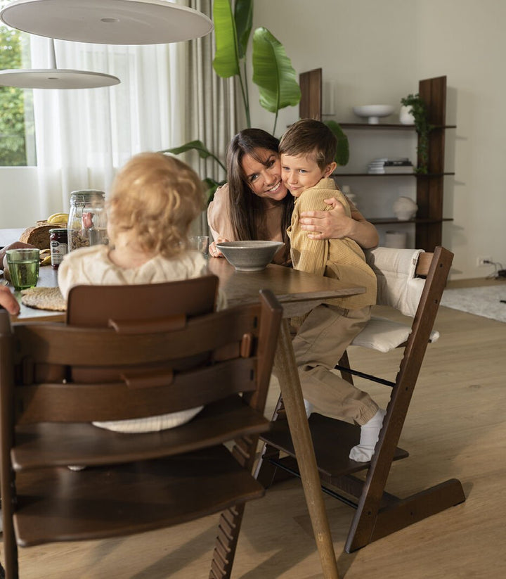 Stokke Tripp Trapp Oak Warm Brown kinderstoel in Scandinavisch design, verstelbaar en duurzaam.
