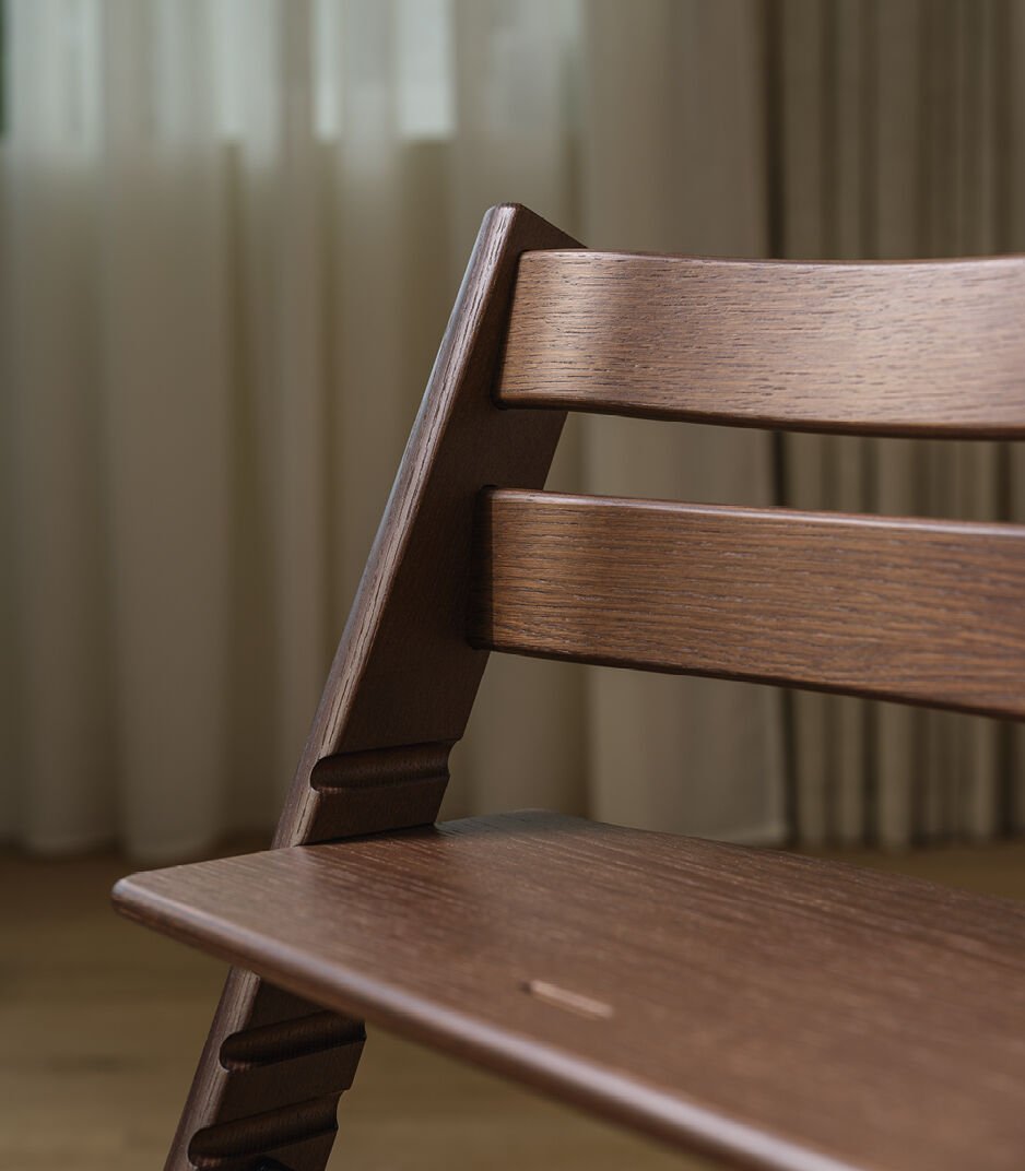 Stokke Tripp Trapp Oak Warm Brown kinderstoel in Scandinavisch design, verstelbaar en duurzaam.