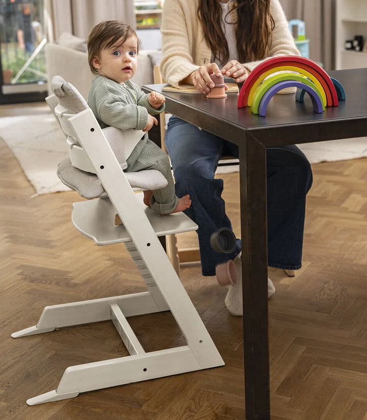 Stokke Tripp Trapp White kinderstoel in Scandinavisch design, verstelbaar en duurzaam.