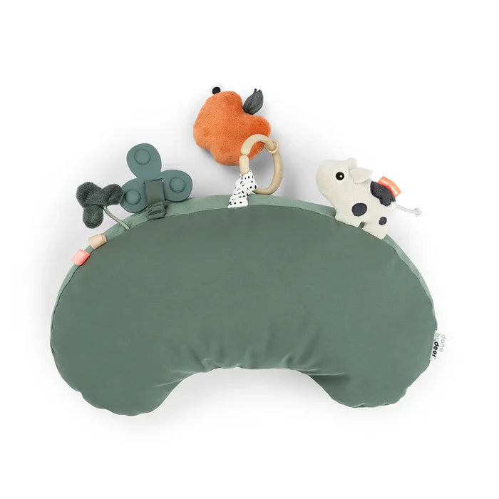 Done By Deer Tiny Farm Green activiteitenkussen met texturen, labels en bijtring