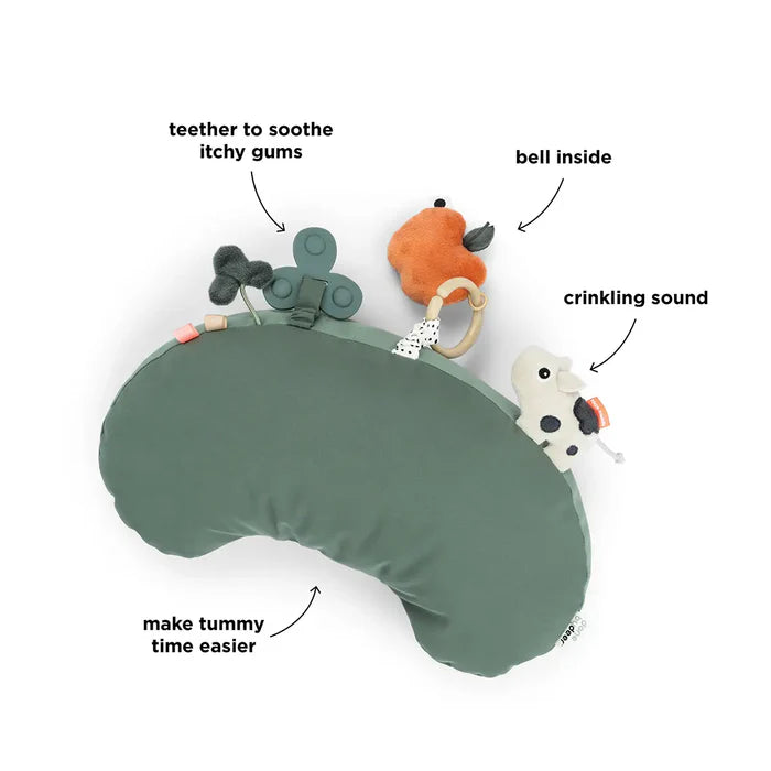 Done By Deer Tiny Farm Green activiteitenkussen met texturen, labels en bijtring
