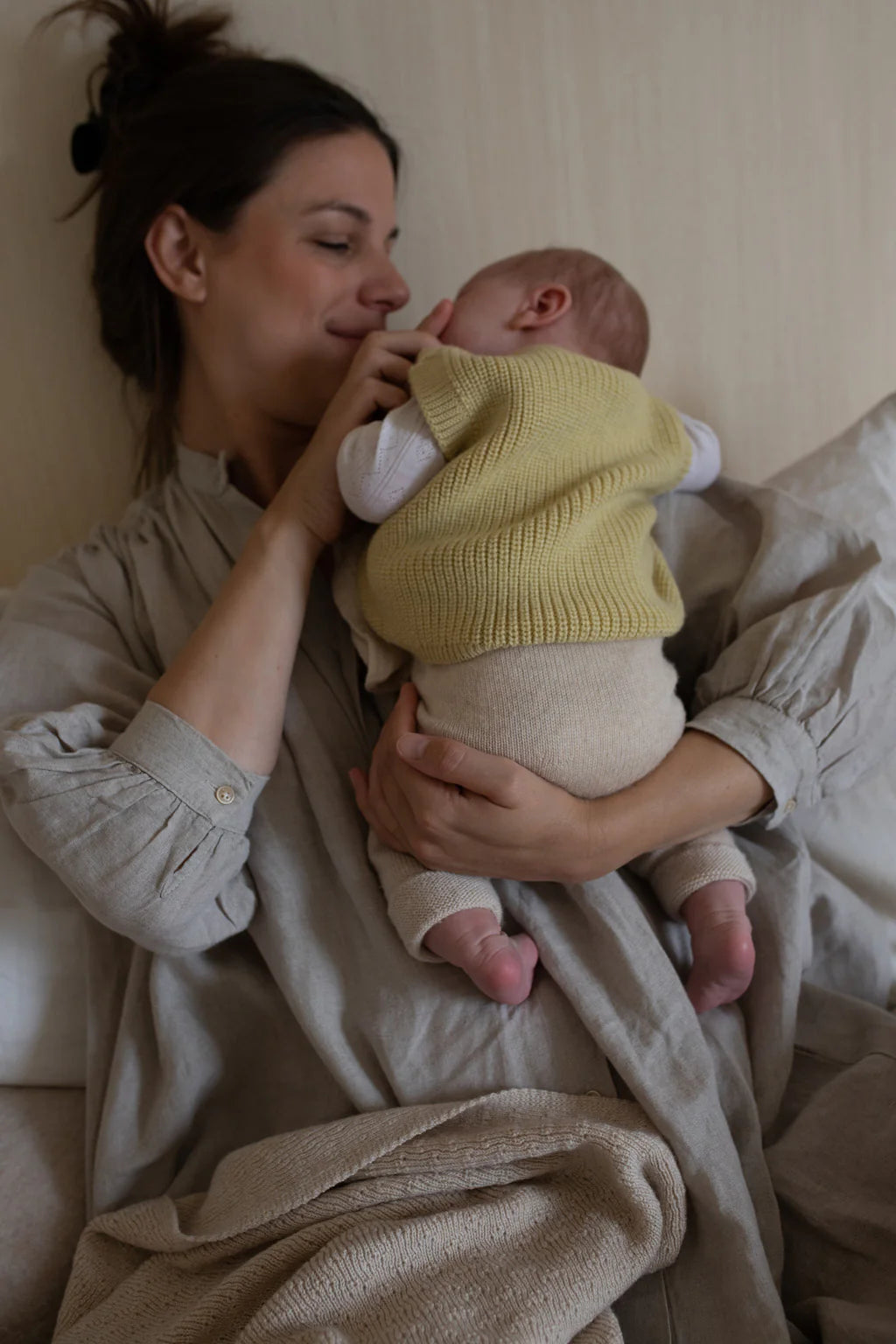 Hvid Harvey debardeur in Light Yellow, merinowollen babyvestje
