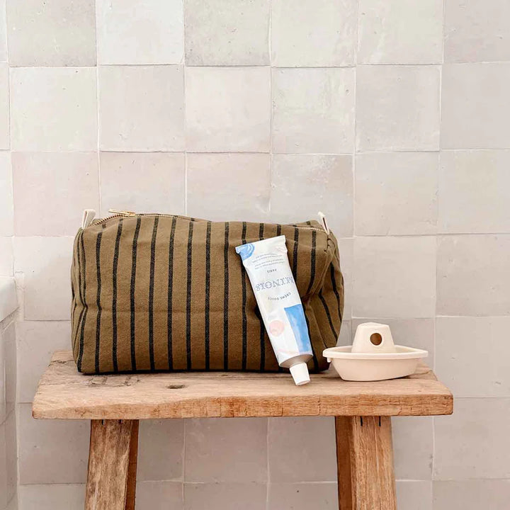 Rose In April - Toilettas Vic | Tennis Olive