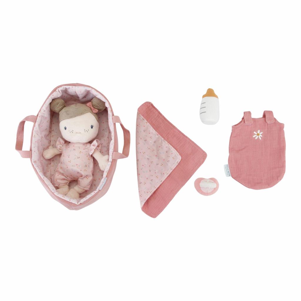 Pluche pop Baby Rosa van Little Dutch met accessoires zoals een reismandje en speen.