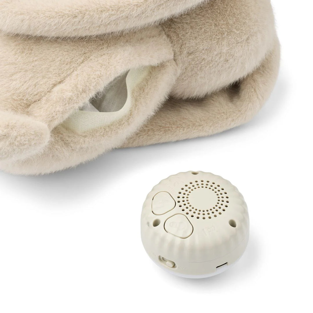 Liewood Hattie Rabbit Humming Knuffel in wit met zacht LED-licht en smart-cry detectie, ideaal voor baby's rust en slaap