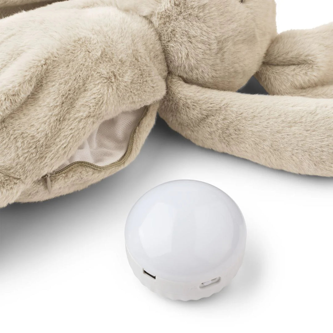 Liewood Hattie Rabbit Humming Knuffel in wit met zacht LED-licht en smart-cry detectie, ideaal voor baby's rust en slaap