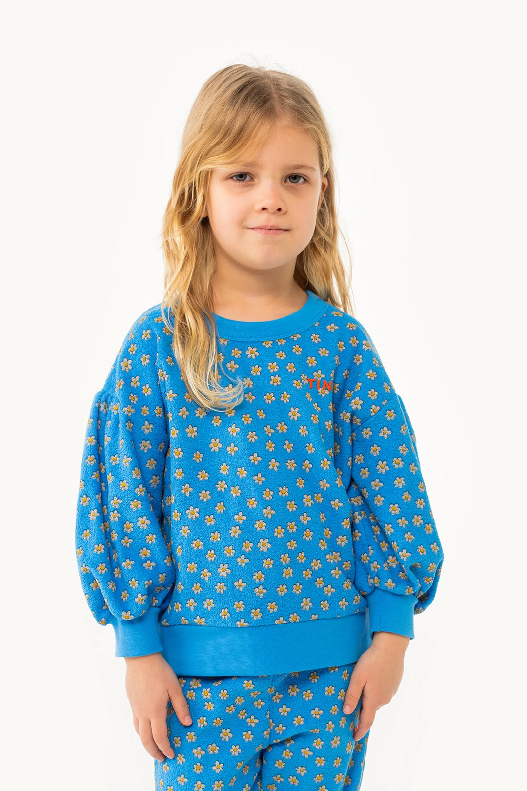 Felblauwe sweater met all-over madeliefjesprint van Tiny Cottons, voorkant