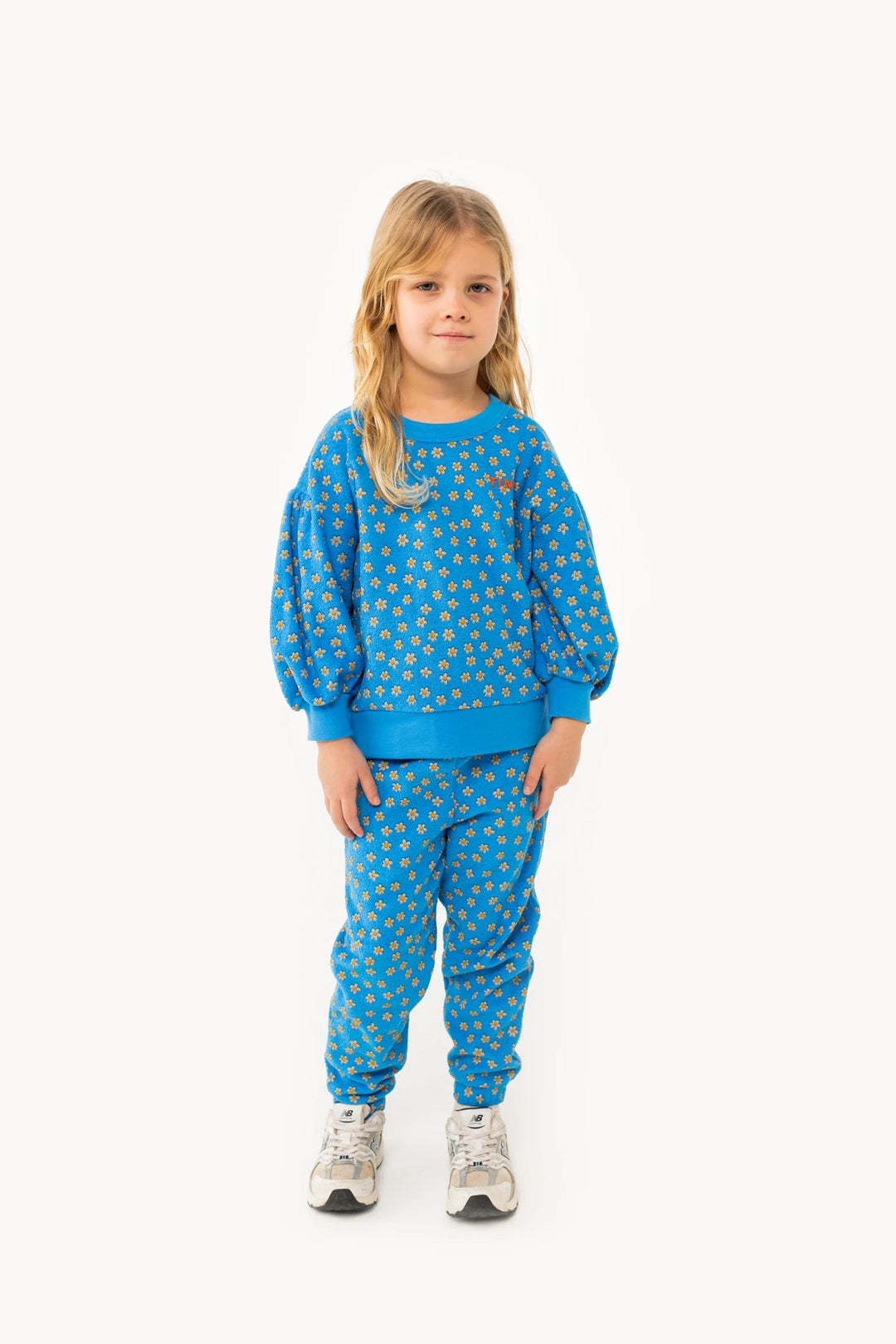 Felblauwe sweater met all-over madeliefjesprint van Tiny Cottons, voorkant