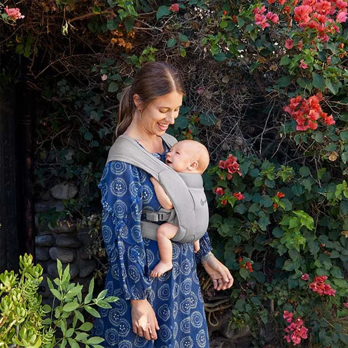 Ergobaby Embrace draagzak Soft Air Mesh in Soft Grey voor pasgeborenen