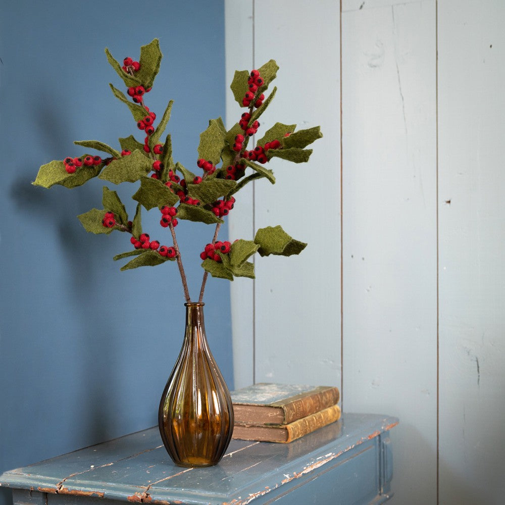 Handgemaakte vilten kersttak met groene bladeren en rode besjes, perfect voor feestelijke decoratie