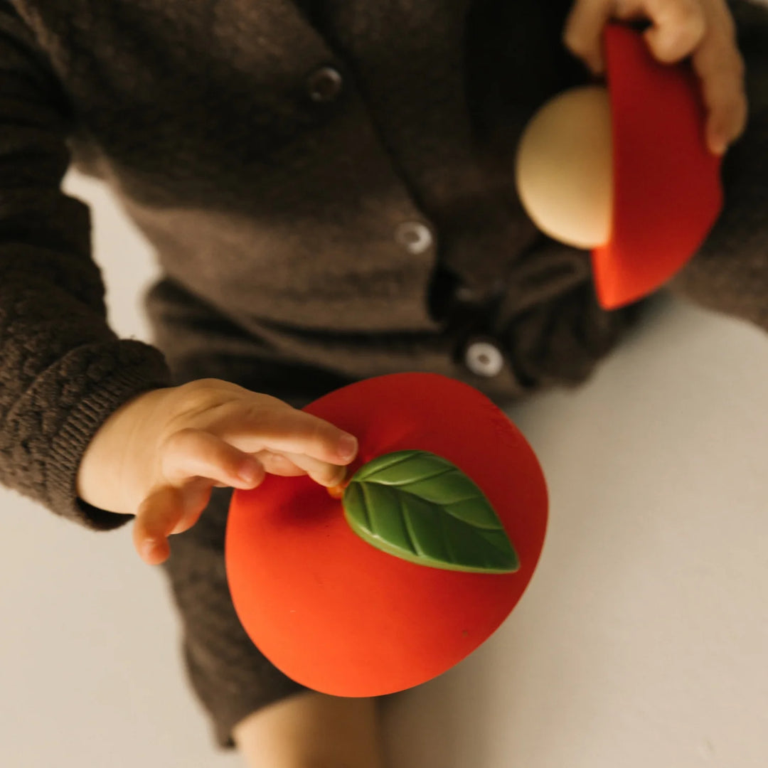 Oli & Carol Pepa the Apple stapelspeeltje van natuurlijk rubber