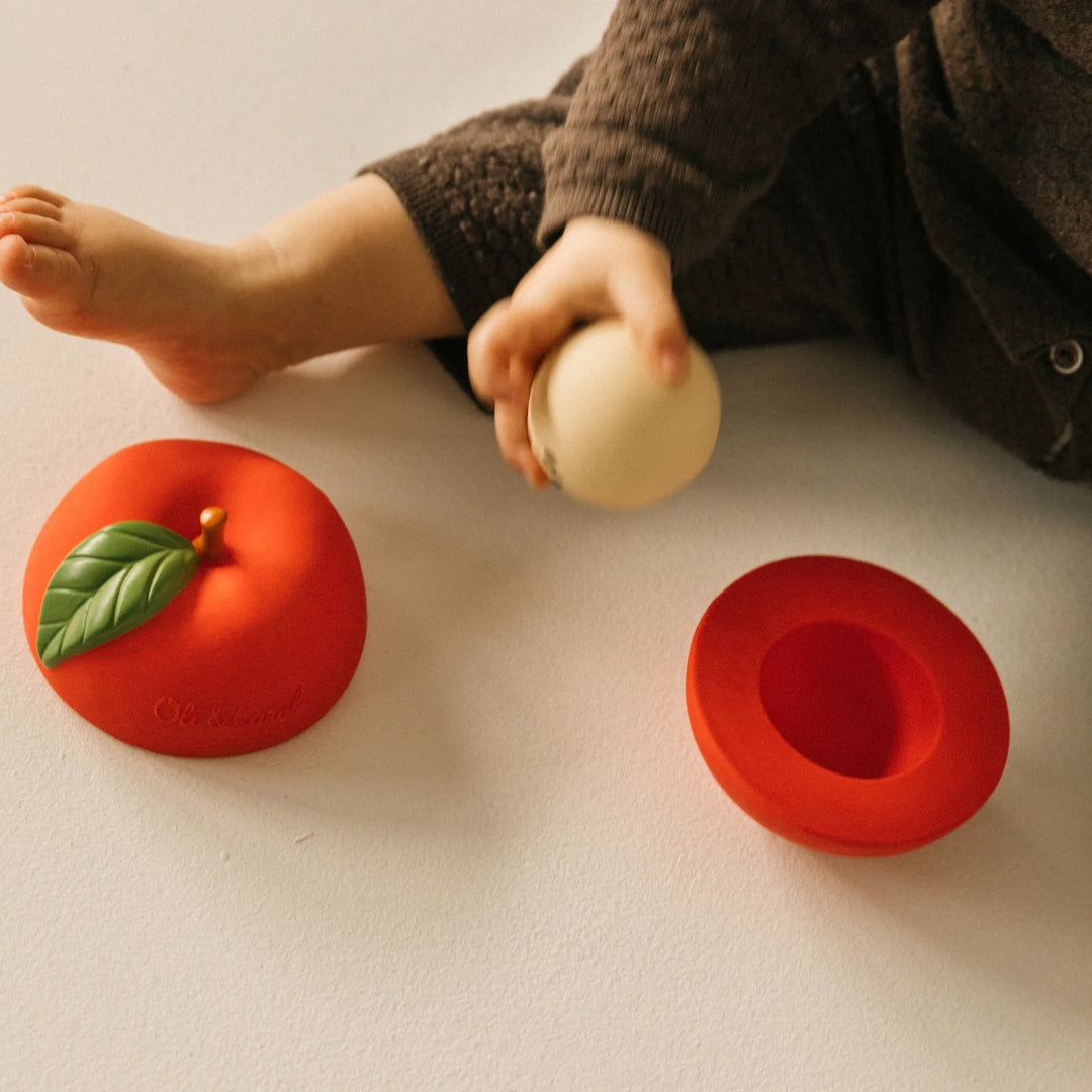Oli & Carol Pepa the Apple stapelspeeltje van natuurlijk rubber
