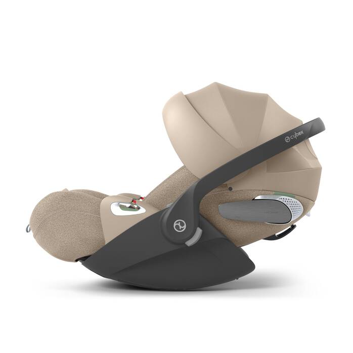 Cybex Cloud T i-Size baby-autostoel in cozy beige, getoond in liggende positie met ISOFIX basis.