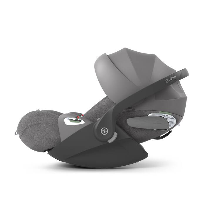 Cybex Cloud T i-Size baby-autostoel in Mirage Grey , getoond in liggende positie met ISOFIX basis.