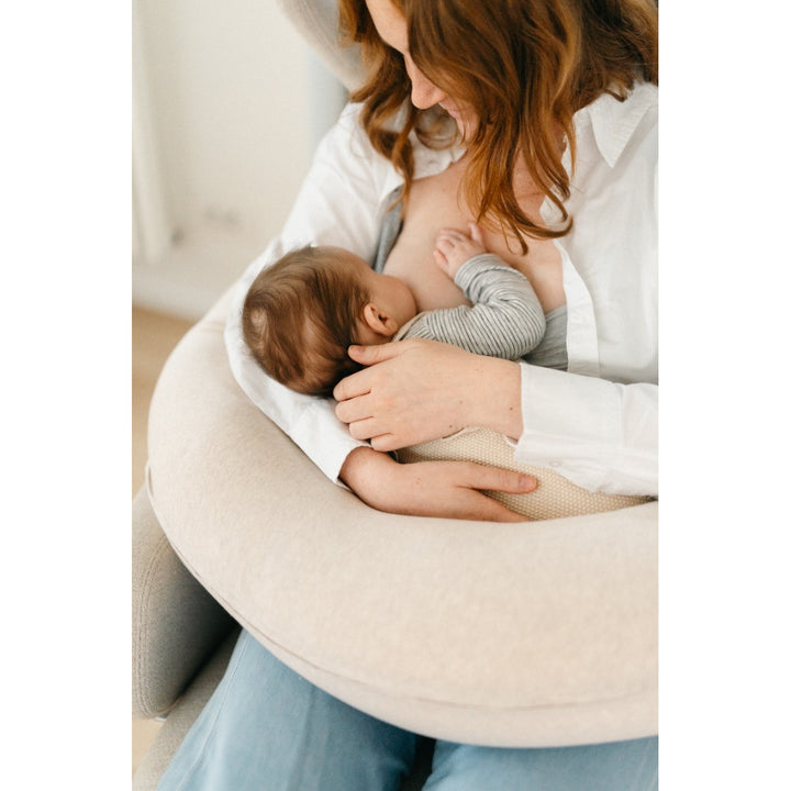 Doomoo Buddy voedingskussen Chine Sand voor comfort tijdens zwangerschap en babyzorg