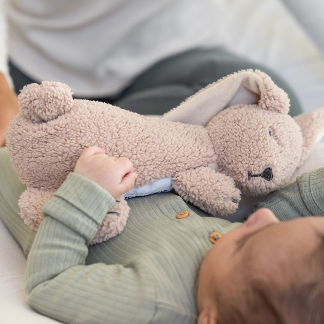 Doomoo Snoogy Bunny Biscuit warmteknuffel met verwijderbaar warmtekussentje, gevuld met koolzaad en lavendel.