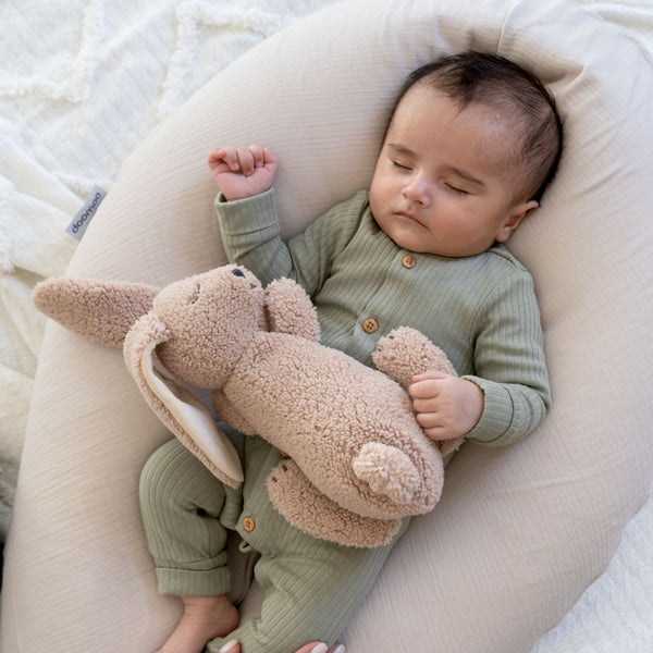 Doomoo Snoogy Bunny Biscuit warmteknuffel met verwijderbaar warmtekussentje, gevuld met koolzaad en lavendel.