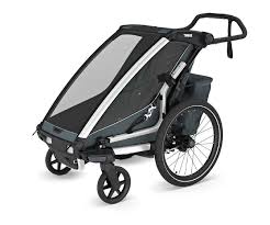 Thule Chariot Cross 2 fietskar in Dark Slate G3 tijdens het fietsen en wandelen