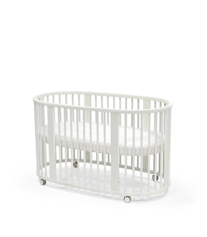 Stokke Sleepi V3 Bedverlenging in white finish, transformeert Mini wieg naar ledikant, gemaakt van FSC®-gecertificeerd beukenhout.