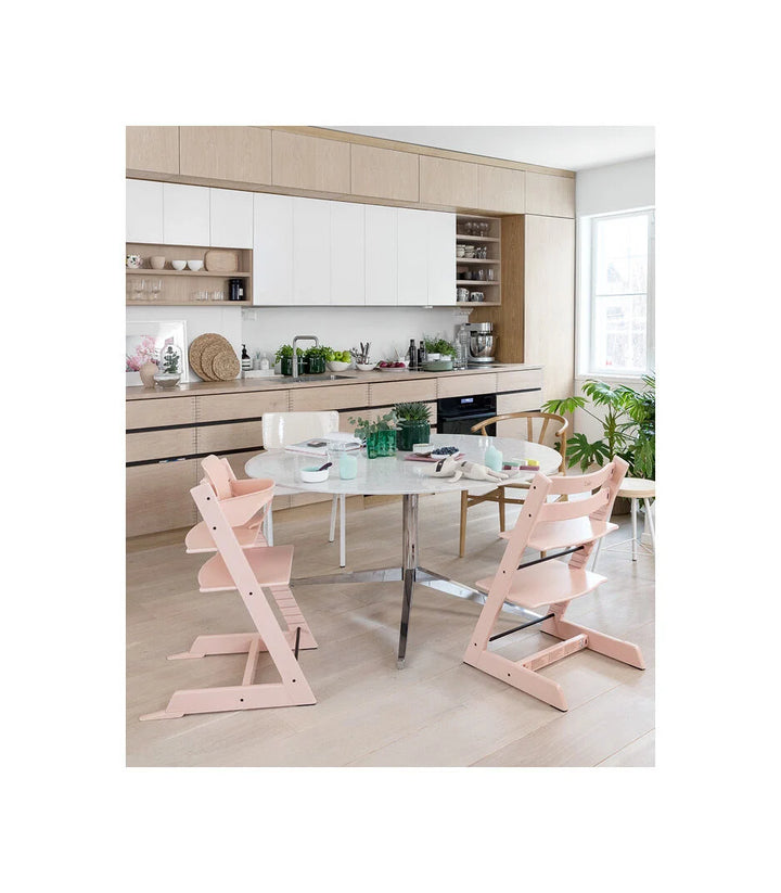 Stokke Tripp Trapp Serene Pink kinderstoel in Scandinavisch design, verstelbaar en duurzaam.