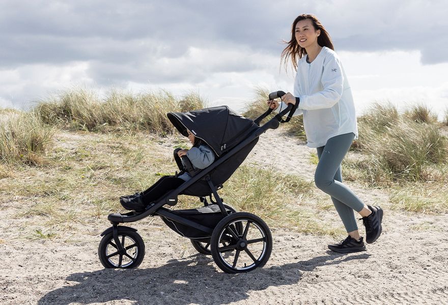 Thule Urban Glide 3 buggy in zwart met grote wielen en comfortabele zitje