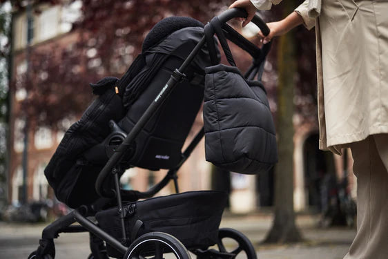 Voetenzak Puffed Black van Jollein voor kinderwagen of buggy, met openingen voor 3- en 5-puntsgordels en waterafstotend polyester