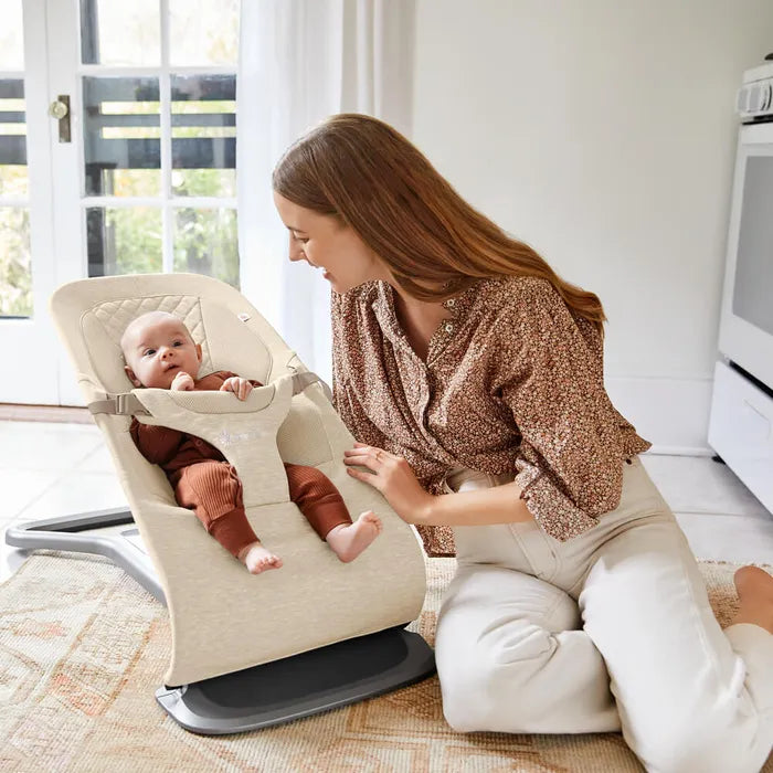 Ergobaby Relax Evolve wipstoeltje in Cream met ergonomische ondersteuning