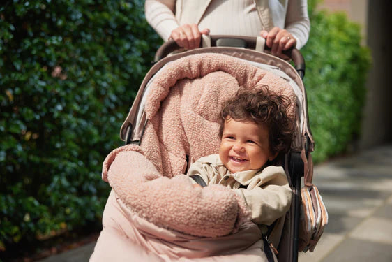 Voetenzak Puffed Biscuit van Jollein voor kinderwagen of buggy, met openingen voor 3- en 5-puntsgordels en waterafstotend polyester