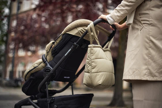 Voetenzak Puffed Olive Green van Jollein voor kinderwagen of buggy, met openingen voor 3- en 5-puntsgordels en waterafstotend polyester