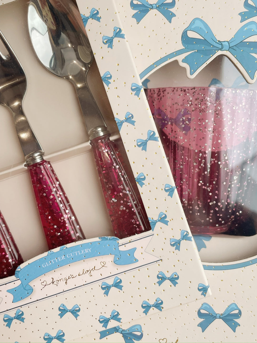 Glitterbestekset van Konges Slojd in Sparkling Sangria kleur