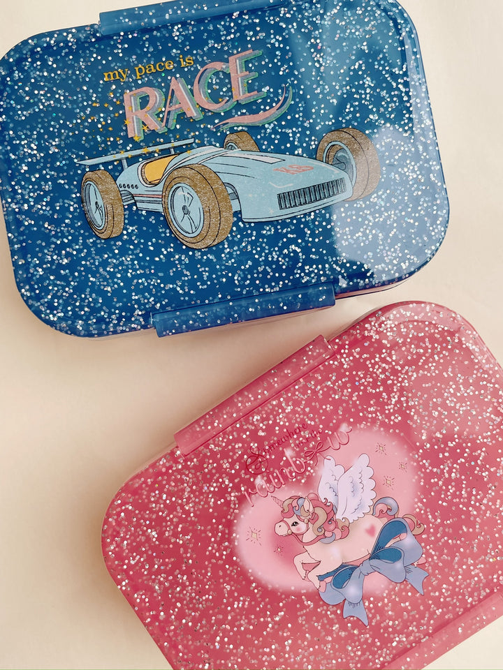 Konges Slojd lunchbox met glitter en raceautoprint – Race