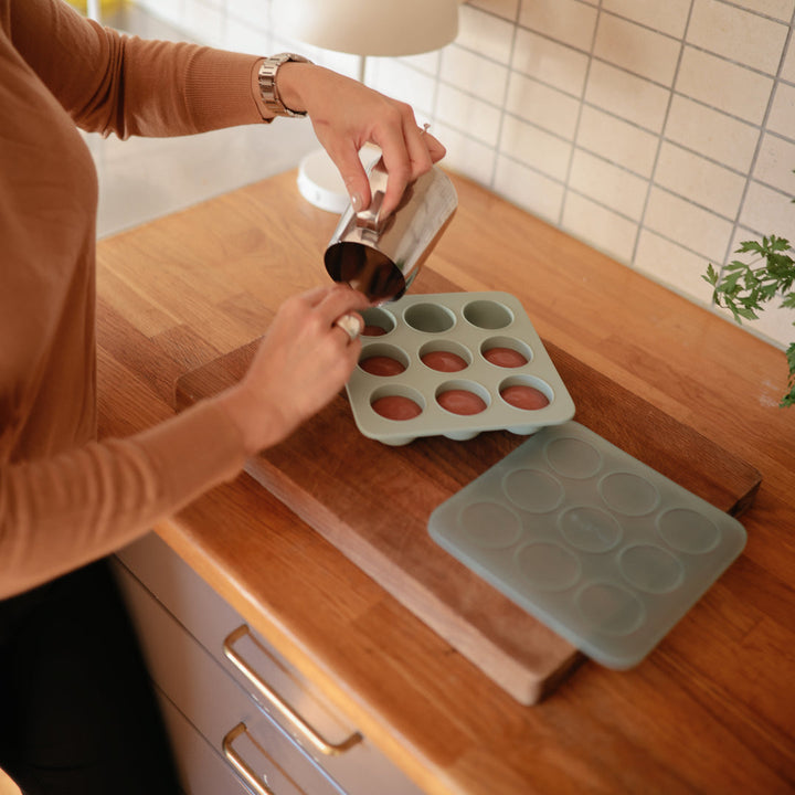 Mushie Diepvriesbakje Freezer Tray in Blush met 9 cups.