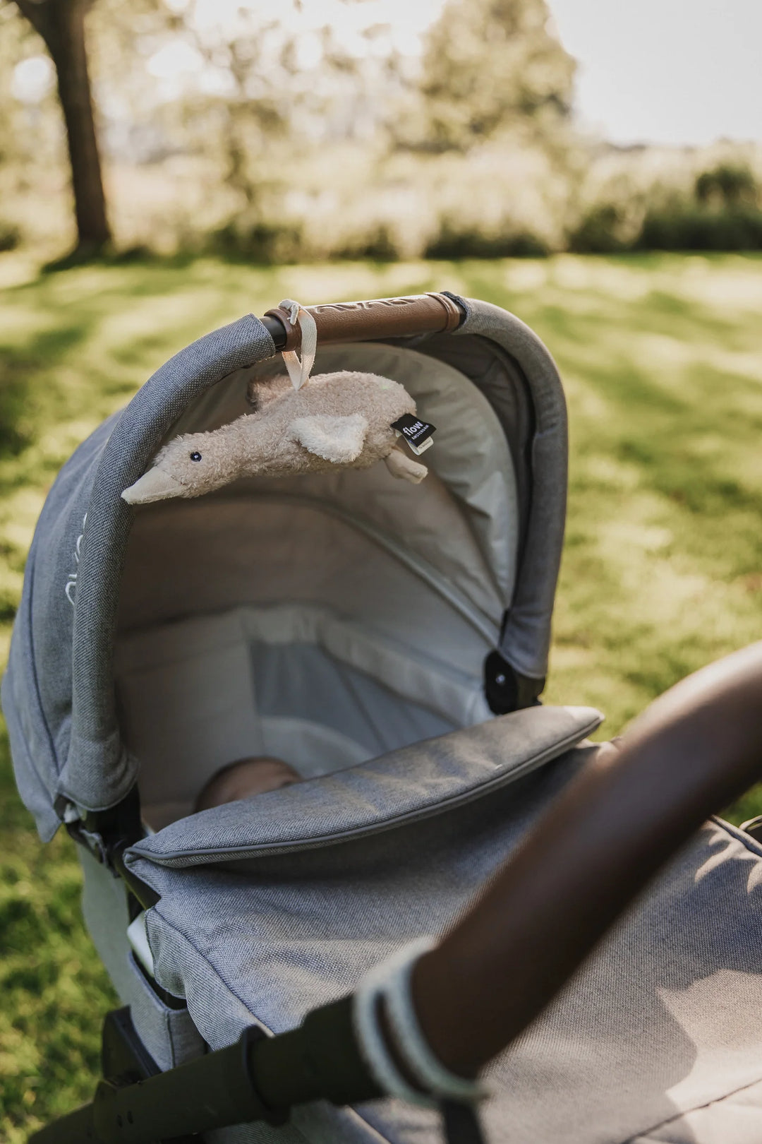 Flow Speeltje Hartslag Comforter Liva Oat met bevestigingsmogelijkheden voor autostoel of kinderwagen