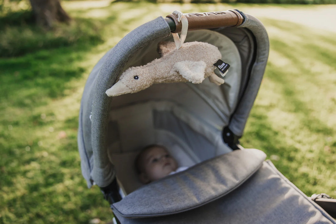 Flow Speeltje Hartslag Comforter Liva Oat met bevestigingsmogelijkheden voor autostoel of kinderwagen