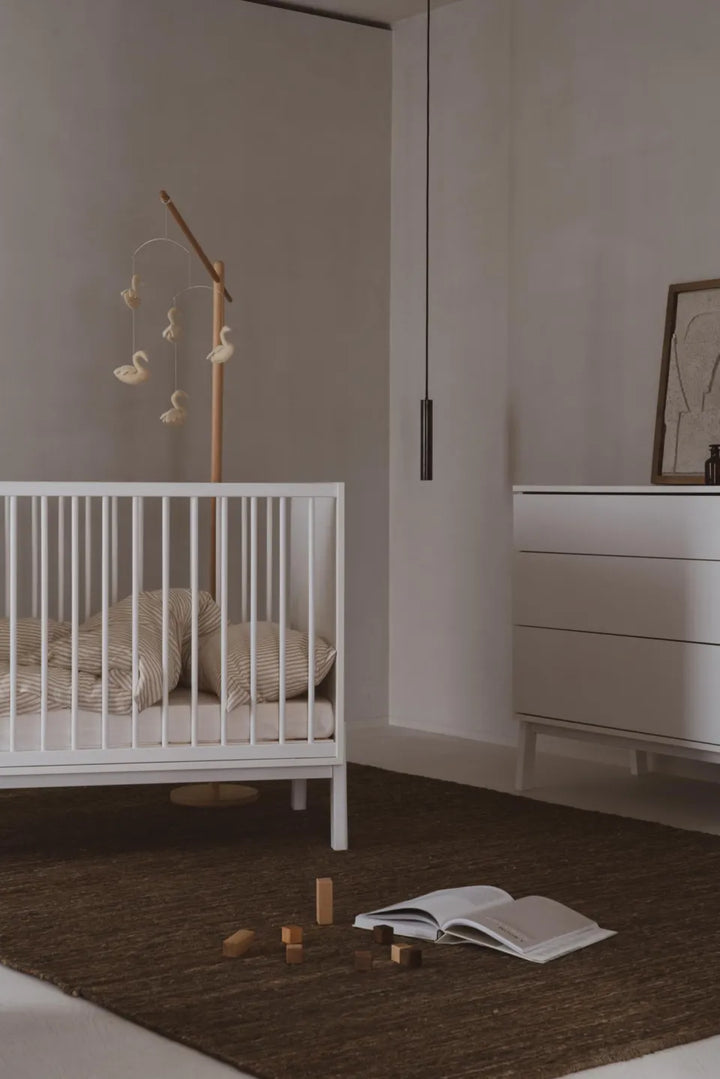 Quax Ashi Bed in Cream, maat 60x120 cm, met verstelbare bodem en stijlvolle minimalistische design