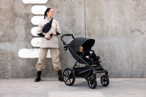 Thule Urban Glide 4-wiel buggy in zwart met grote wielen en comfortabele zitje