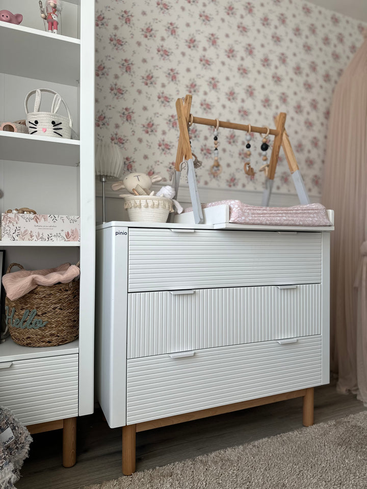 Witte hoge Pinio Miloo boekenkast met houten poten en geribbelde fronten