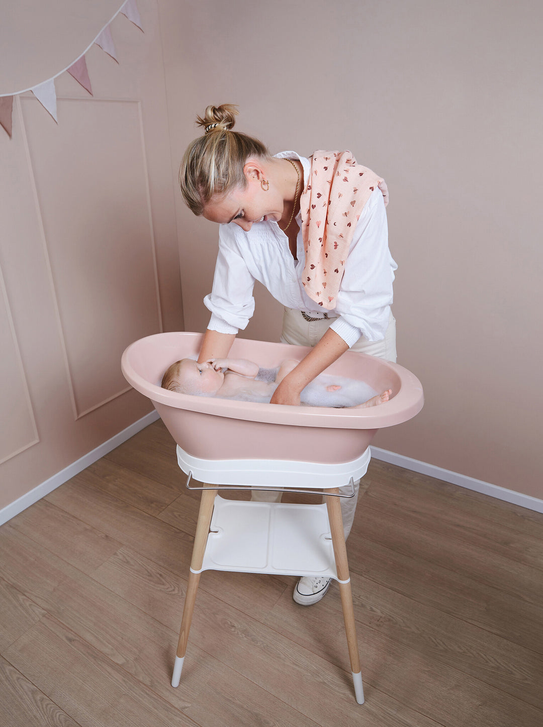 Bebe-jou babybad Sense Pale Pink met ergonomisch ontwerp voor comfort.